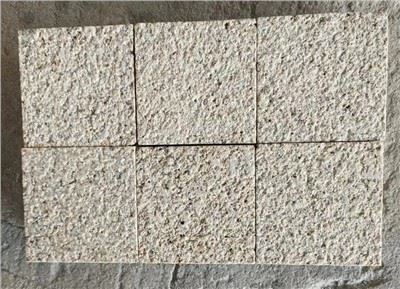 Gul granit brosten og brosten