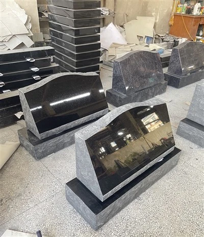 Kirkegårdsgravsten - skrå granitmindesmærke med/ design - 16 X 8 X 14